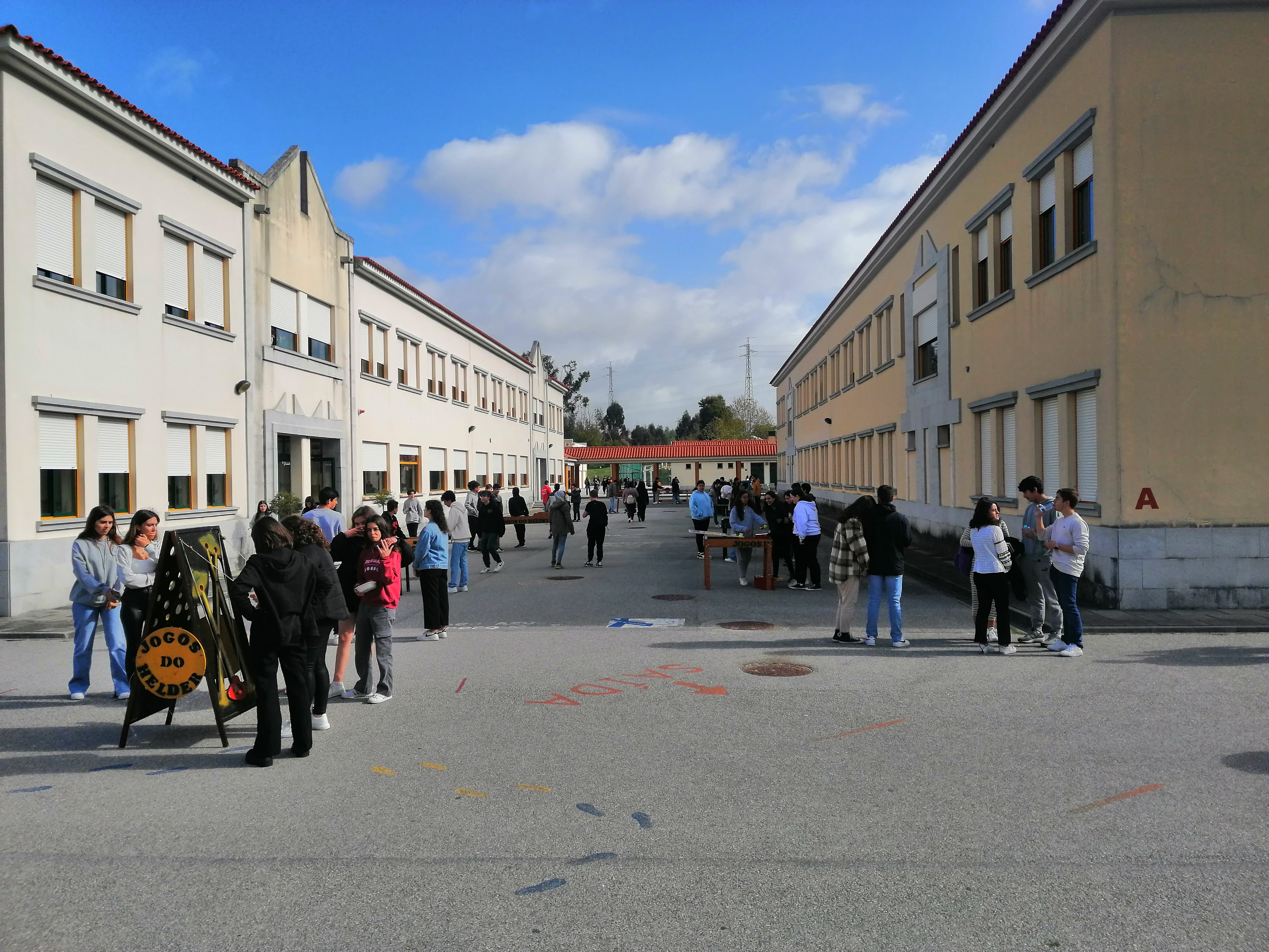 Alunos a jogar no recreio escolar com os Jogos do Helder